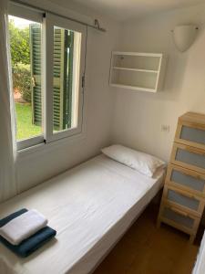 Cheap apartment with a sunny garden in Menorca