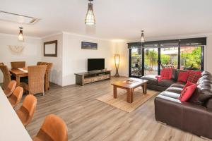 Just Chillin- Pool, 2km to beach