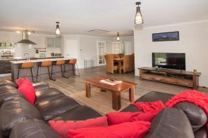 Just Chillin- Pool, 2km to beach