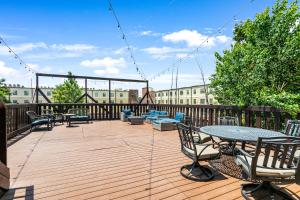 Elegant 4BR Condo in Downtown