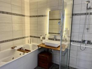 Hotels Le Trophee Boutique Hotel Spa- La Loggia Appart'hotel : photos des chambres