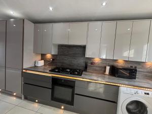 Luxury 4 Bedroom House with Free Parking