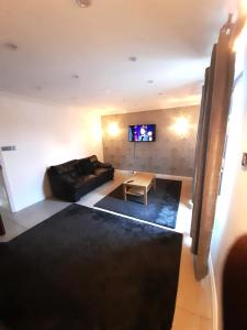 Luxury 4 Bedroom House with Free Parking