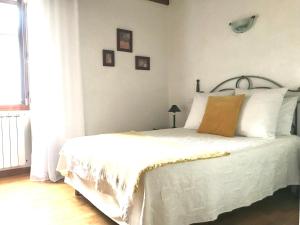 B&B / Chambres d'hotes DOMAINE MOURGUY Chambres d-Hotes chez le vigneron : photos des chambres