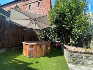 Spacious 5 Bedroom House - 2 Bath - City Centre - Free Parking