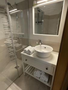 The Green Nest - pool & lake view