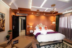 Waterfront Designer 2BR - 5 min to Airport