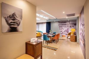 Waterfront Designer 2BR - 5 min to Airport