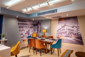 Waterfront Designer 2BR - 5 min to Airport