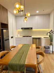 Poppy n Pine 2BR Central Jakarta Monas View with netflix wifi