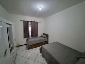 Ampla casa com 4 quartos, churrasqueira e garagem