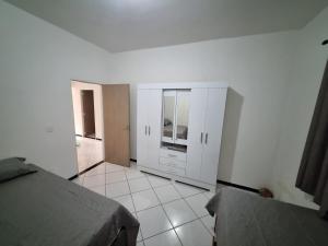 Ampla casa com 4 quartos, churrasqueira e garagem