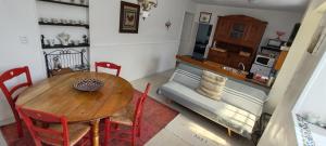 Maisons de vacances Gite 4 pers, Jacuzzi, Piscine, proche Futuroscope, calme et nature a La Roche Posay : photos des chambres