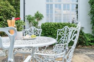 Pass the Keys Surrey Retreat – 5BR Hidden Gem