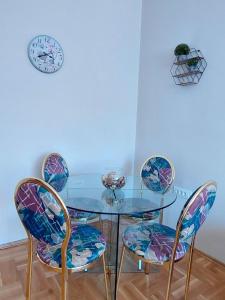 Heart of the city big 1BR on Independence square