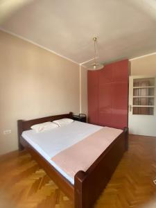 Heart of the city big 1BR on Independence square