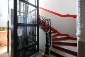 Newly renovated bright penthouse