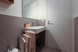 Newly renovated bright penthouse