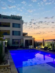 Suite Pool Golful Francez