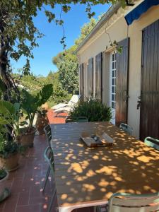 Jolie villa au calme climatisée grande piscine jardin