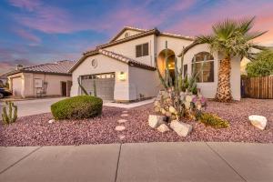 Charming Retreat-SaltwaterPool-HotTub-FastWifi