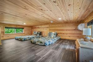 Mentone Tranquility Base with Hot Tub