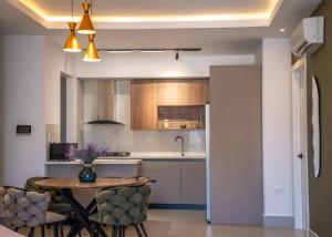 NEW Luxury 2BR Apartment with Gym, Rooftop Pool, Sauna, Longe, Sky View in Downtown
