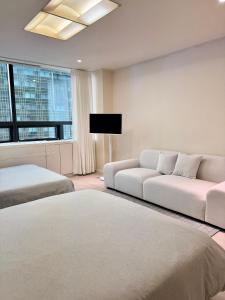 1min to Hongdae Eat and Shop