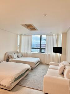 1min to Hongdae Eat and Shop