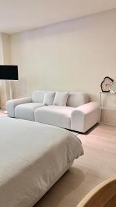 1min to Hongdae Eat and Shop