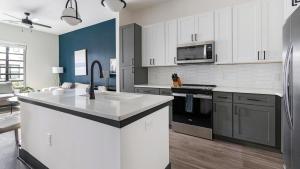 Landing Modern 1BD Rooftop Lounge Pool