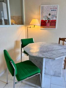 Sejours chez l'habitant Chambre privative au calme en plein centre avec balcon : photos des chambres