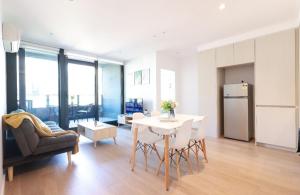 04D Abnb-Style Skyline view, Parking and Pool, 7mins to Crown Melbourne