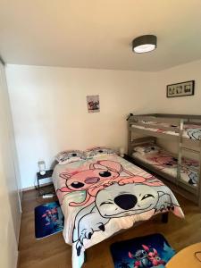 Appartements appartement 5min gare RER Disneyland Paris val d'Europe la vallee Village parking inclus : photos des chambres