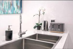 08M Abnb-Style Mascot 2BR near Station Airport and City with Free Parking