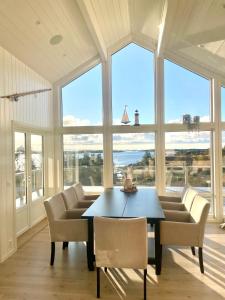 Modern Cottage central Lofoten, amazing view!