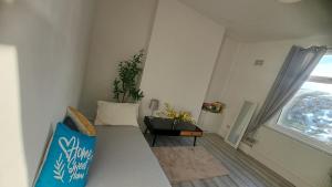 Three-Bedroom House Perfect for Contractors and Small Groups, sleeps 5 people in Durham