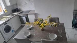 Three-Bedroom House Perfect for Contractors and Small Groups, sleeps 5 people in Durham
