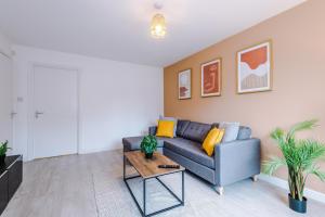 Modern 3 bedroom home - driveway parking for 2 vehicles, close to Manchester city centre