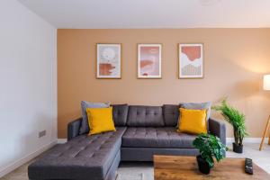 Modern 3 bedroom home - driveway parking for 2 vehicles, close to Manchester city centre