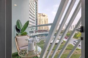 Luxury Palm Studio - Skyline Views - Rooftop Pool & Beach Access