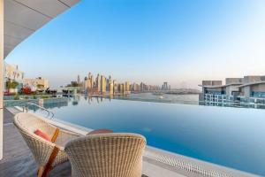 Luxury Palm Studio - Skyline Views - Rooftop Pool & Beach Access