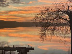 Stunning oceanfront home 4br3b sunrise beachcombing near Bamberton Park