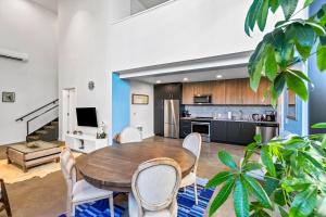 Airy and Open Corner Loft - 92 Walkscore