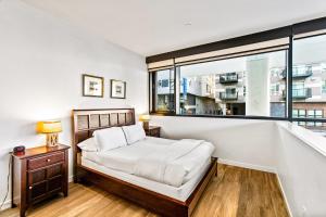 Airy and Open Corner Loft - 92 Walkscore