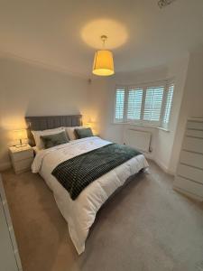 Cosy 2 bed Flat Woking 30 min via Train to London