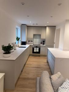 Cosy 2 bed Flat Woking 30 min via Train to London