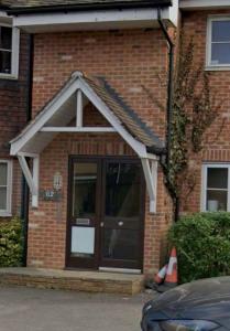 Cosy 2 bed Flat Woking 30 min via Train to London