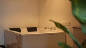 Boutique Stay w Private Jacuzzi - Belmore Stays