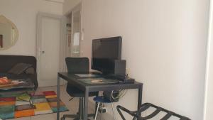 CANNES Un pied dans leau, Un pied en ville